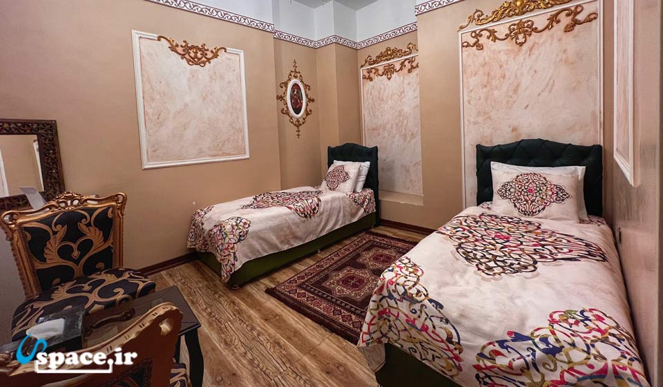 نمای داخلی اتاق سه دری هتل سنتی پهلوان رزاز - تهران