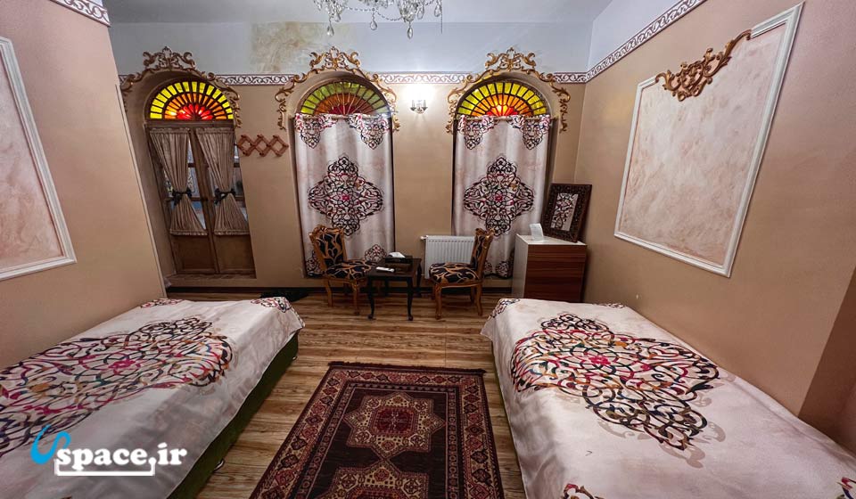 نمای داخلی اتاق سه دری هتل سنتی پهلوان رزاز - تهران